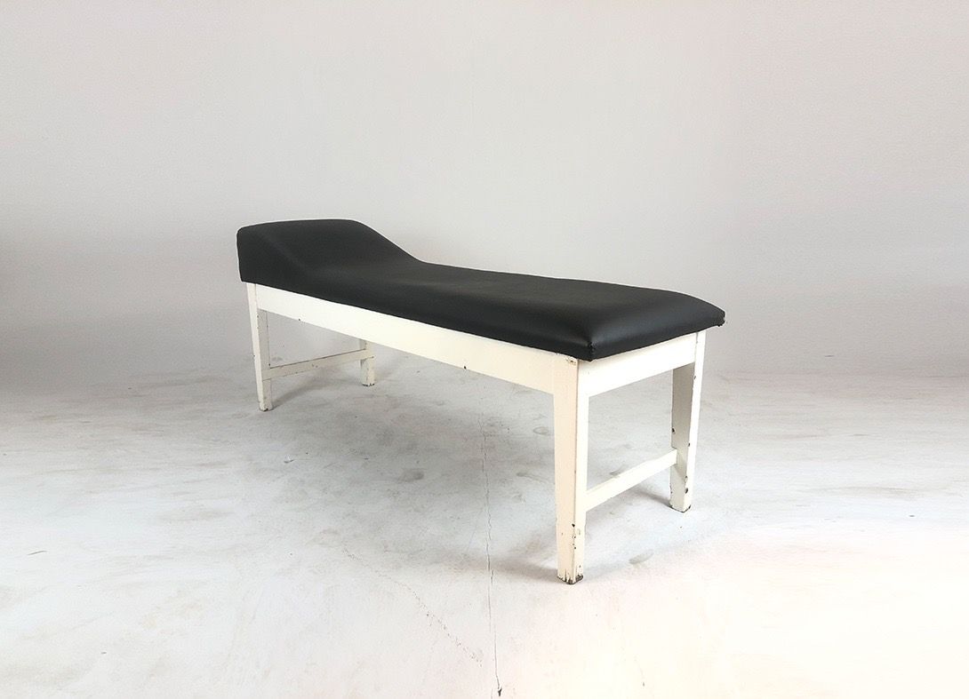 Foto Black Leather Daybed for Medical Purposes