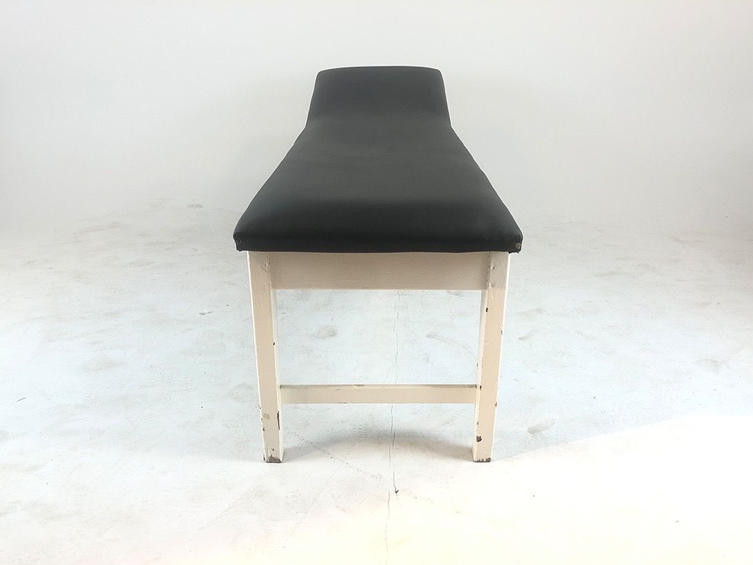 Foto Black Leather Daybed for Medical Purposes