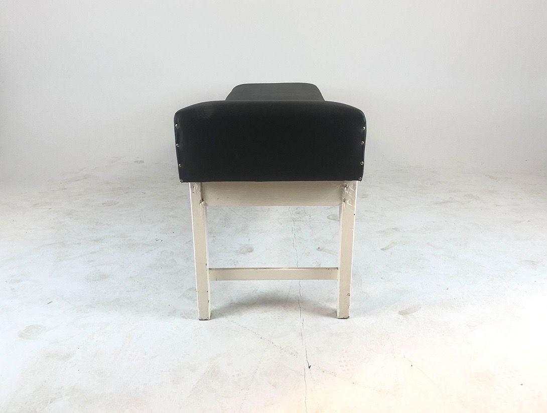 Foto Black Leather Daybed for Medical Purposes