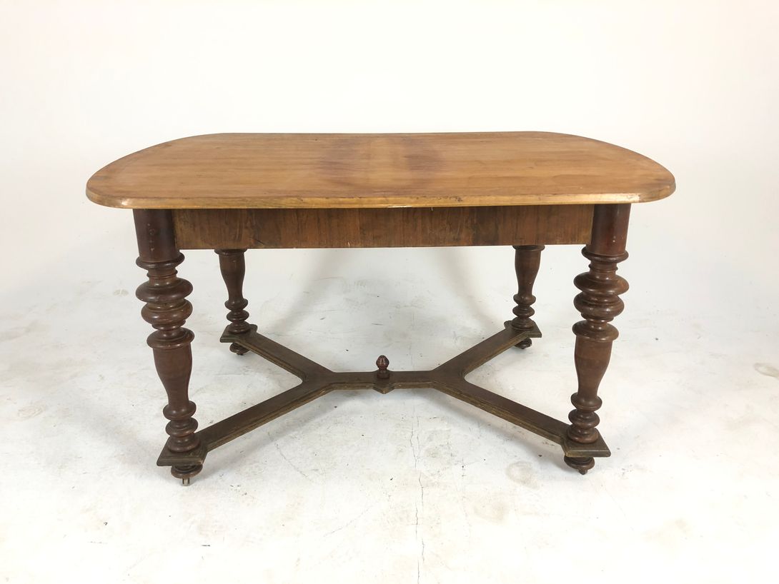 Foto Wooden Dining Table with Big Carved Legs h72x130x90