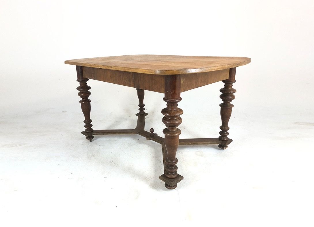 Foto Wooden Dining Table with Big Carved Legs h72x130x90