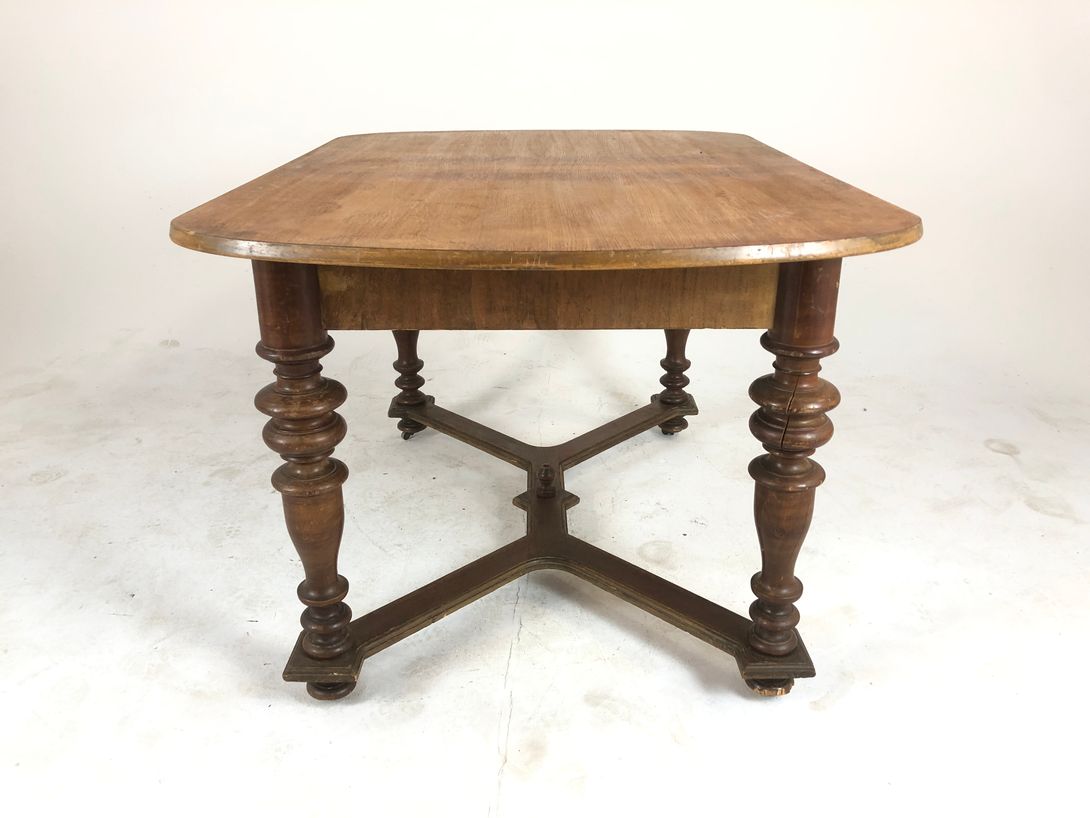 Foto Wooden Dining Table with Big Carved Legs h72x130x90