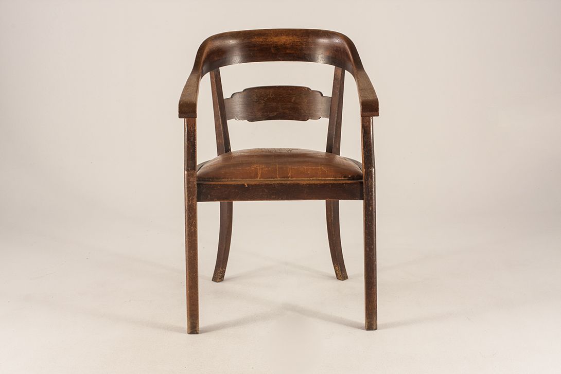 Foto Dark Brown Wooden Armchair with Leather Seating