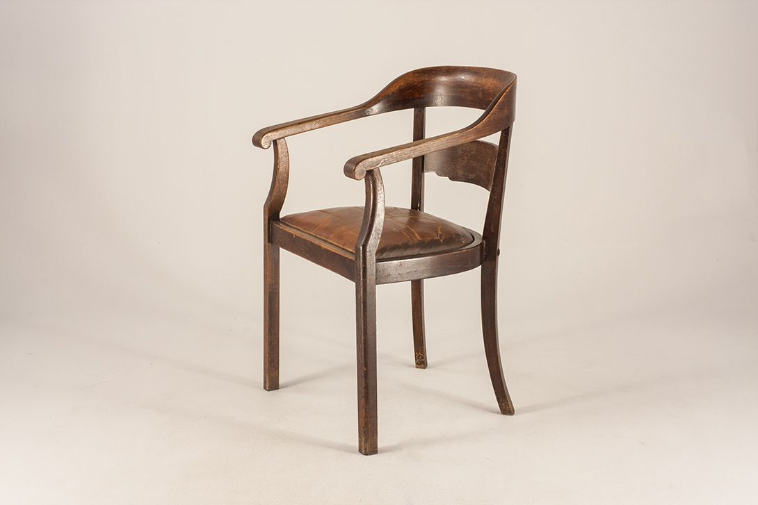 Foto Dark Brown Wooden Armchair with Leather Seating