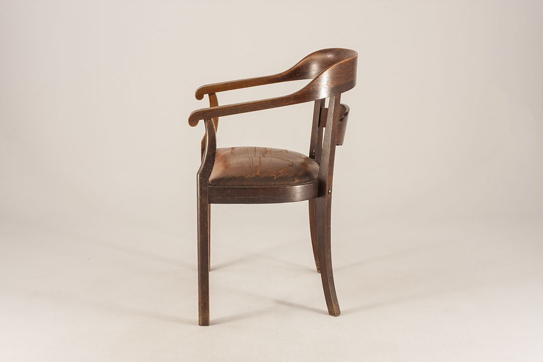 Foto Dark Brown Wooden Armchair with Leather Seating