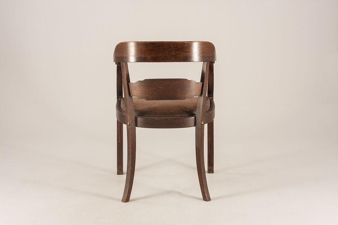 Foto Dark Brown Wooden Armchair with Leather Seating