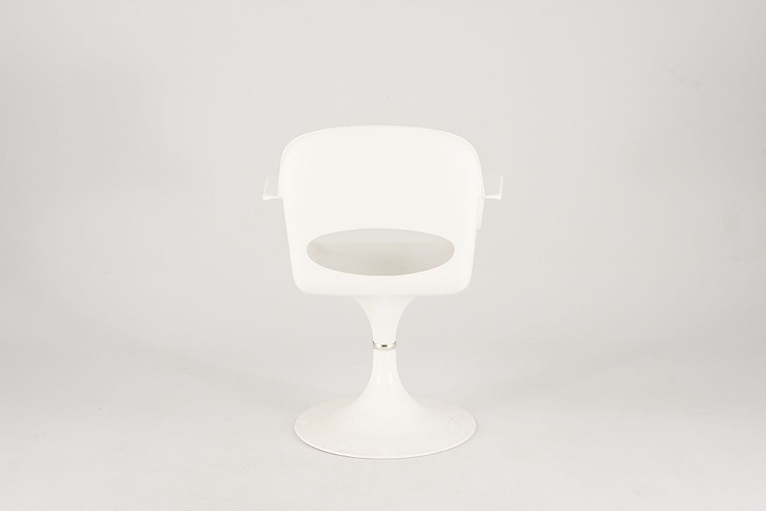 Foto Modern White Chair on Tulip Base