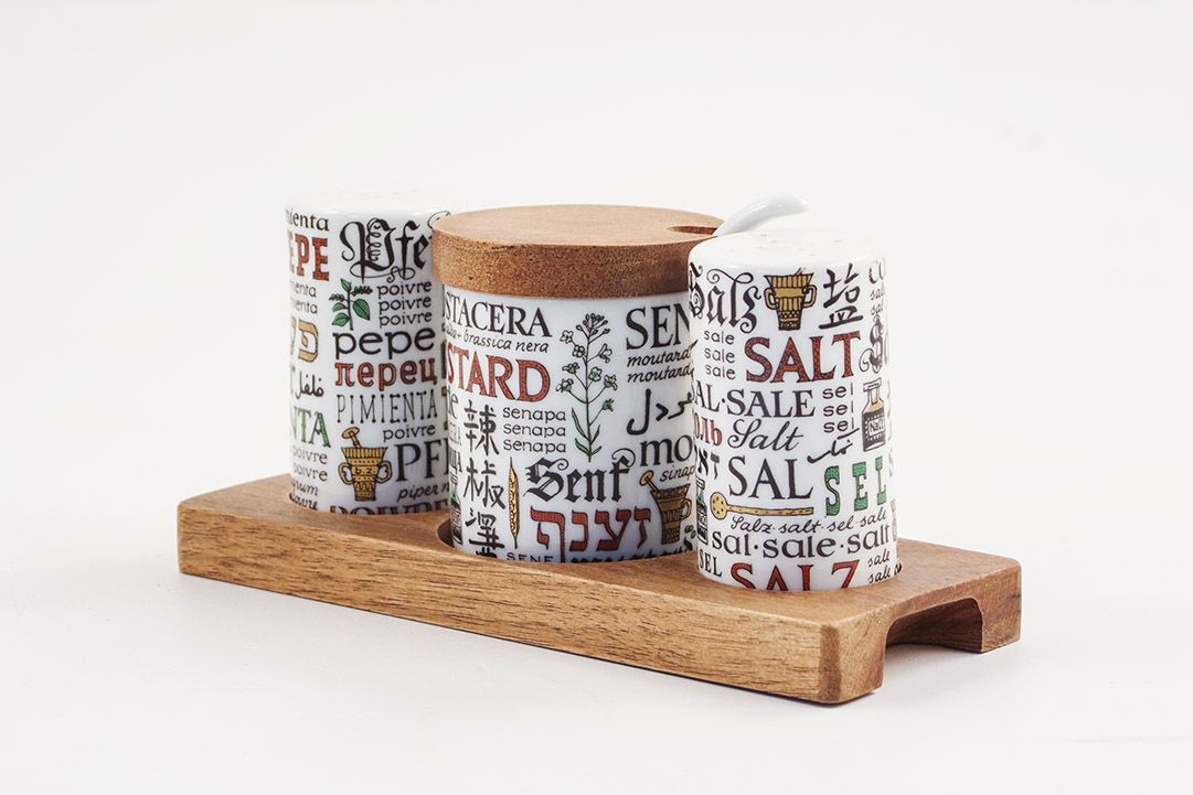 Foto Salt and Pepper Shaker with Mustard Box