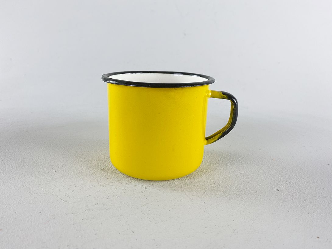 Foto Cute Yellow Enamel Cups Made in Poland