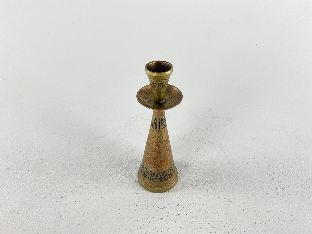 Foto Oriental and Engraved Brass Candle Holder