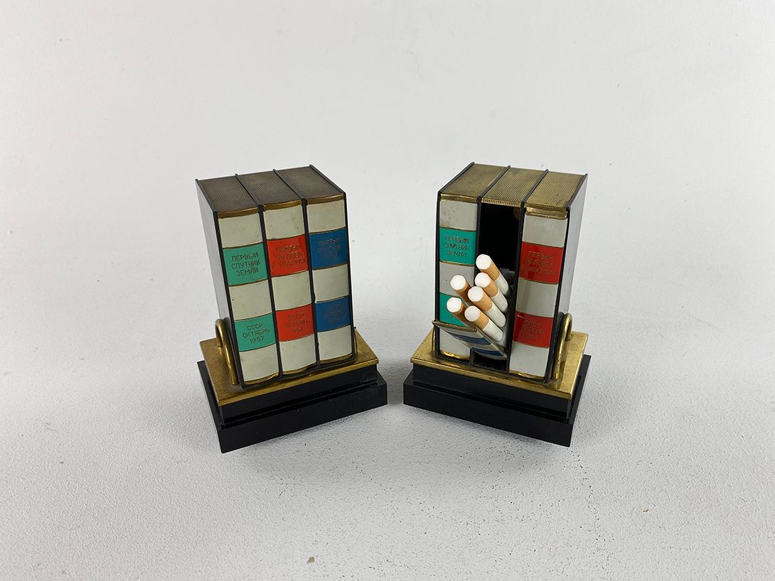 Foto Fake Books Russian Musical Box Cigarette Dispenser