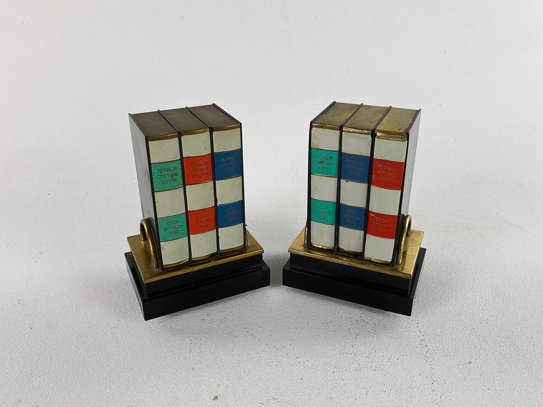 Foto Fake Books Russian Musical Box Cigarette Dispenser