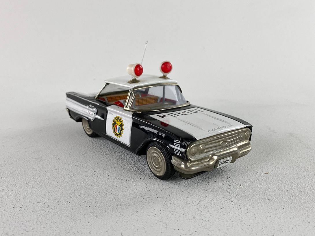 Foto Two Chevrolet Police Cars, Japan