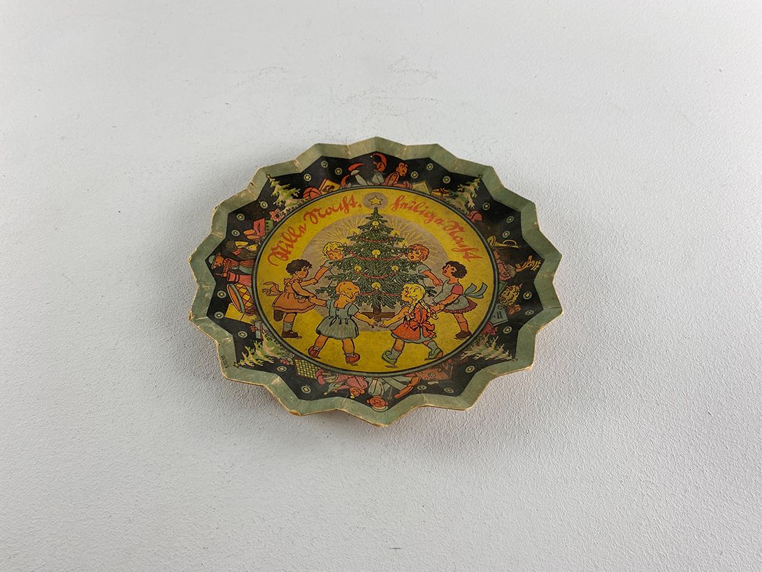 Foto Cardboard Christmas Plate Singing Children