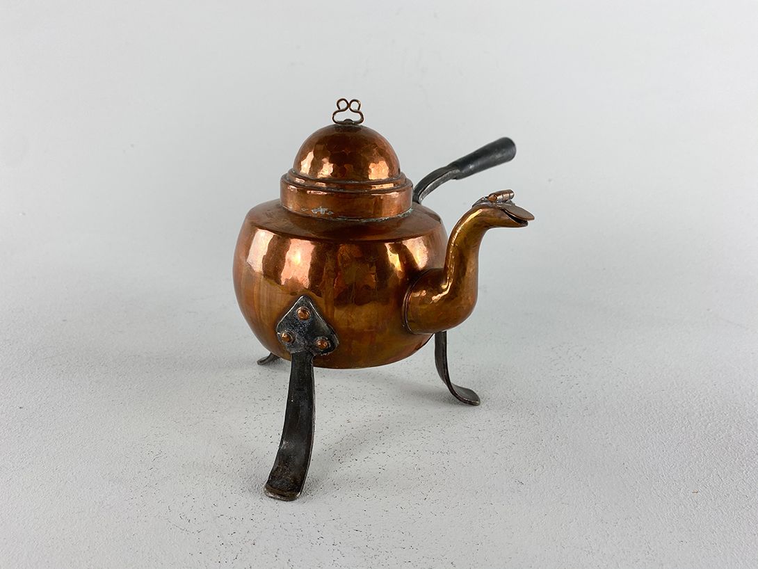 Foto Copper Teapot with Feet and Handle