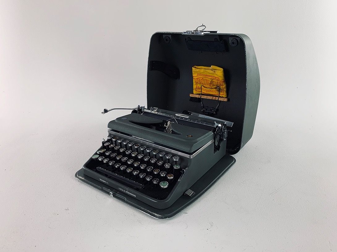 Foto Triumph Typewriter Black