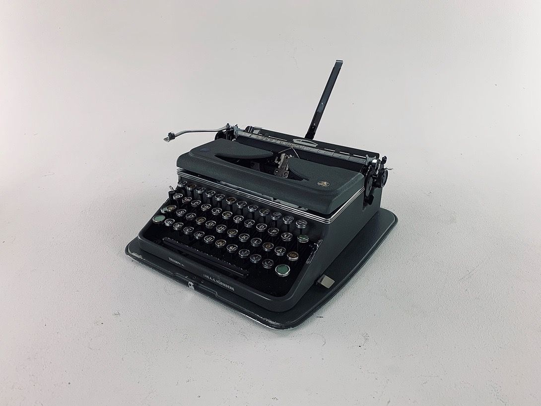 Foto Triumph Typewriter Black