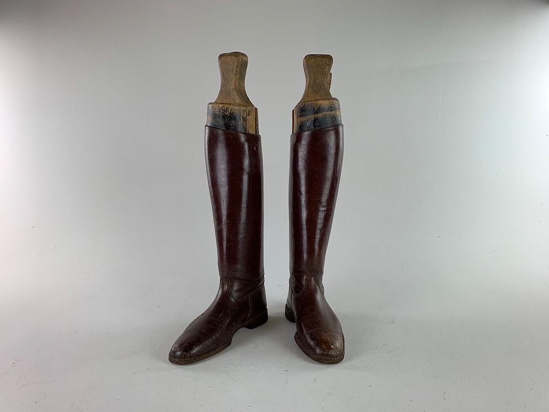 Foto Brown Leather Boots with Artificial Legs