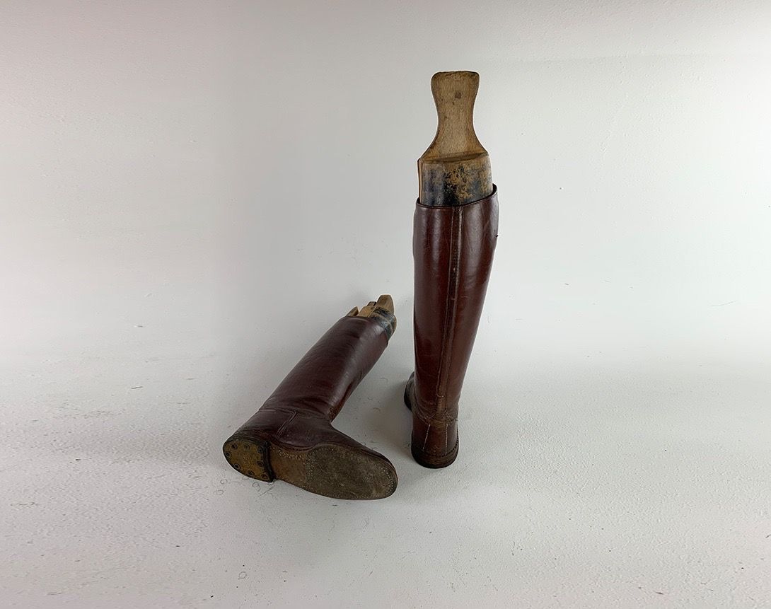 Foto Brown Leather Boots with Artificial Legs
