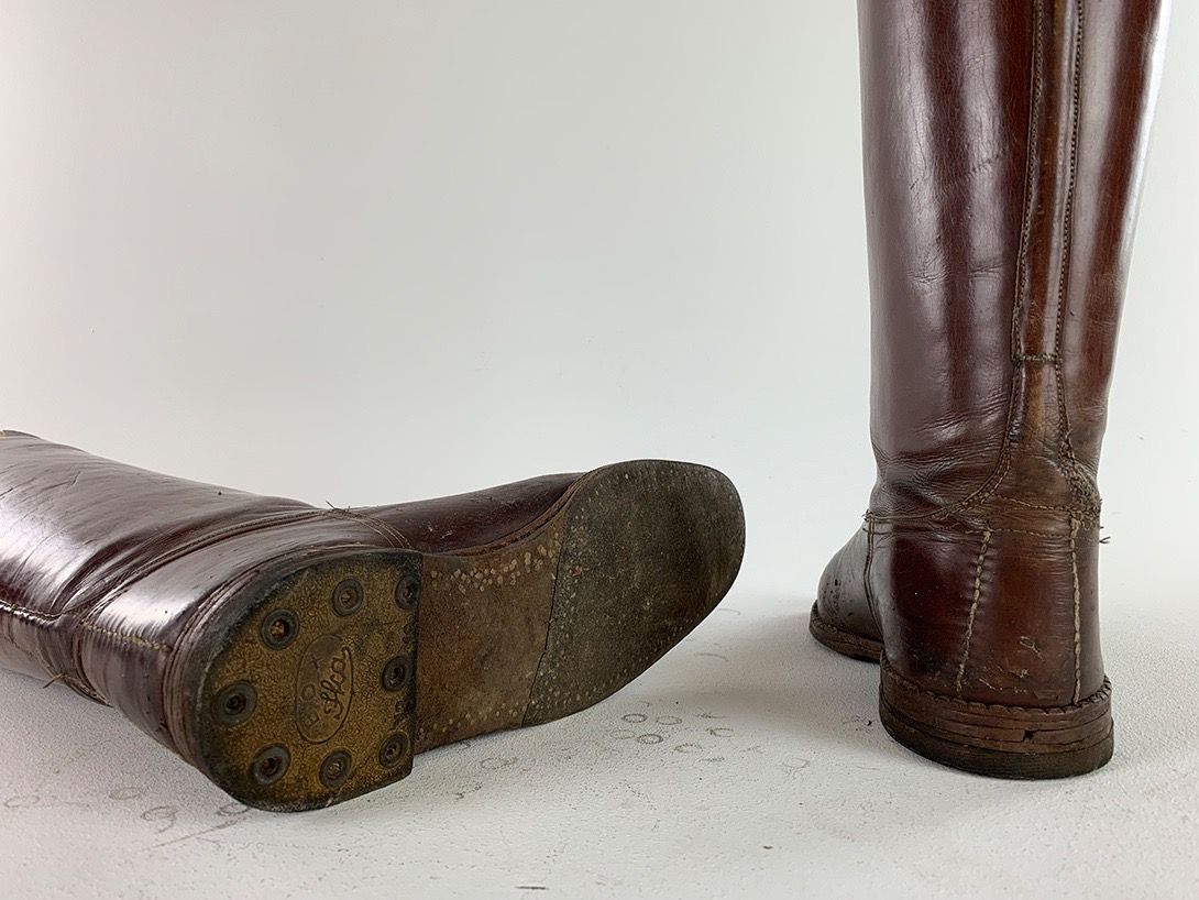 Foto Brown Leather Boots with Artificial Legs