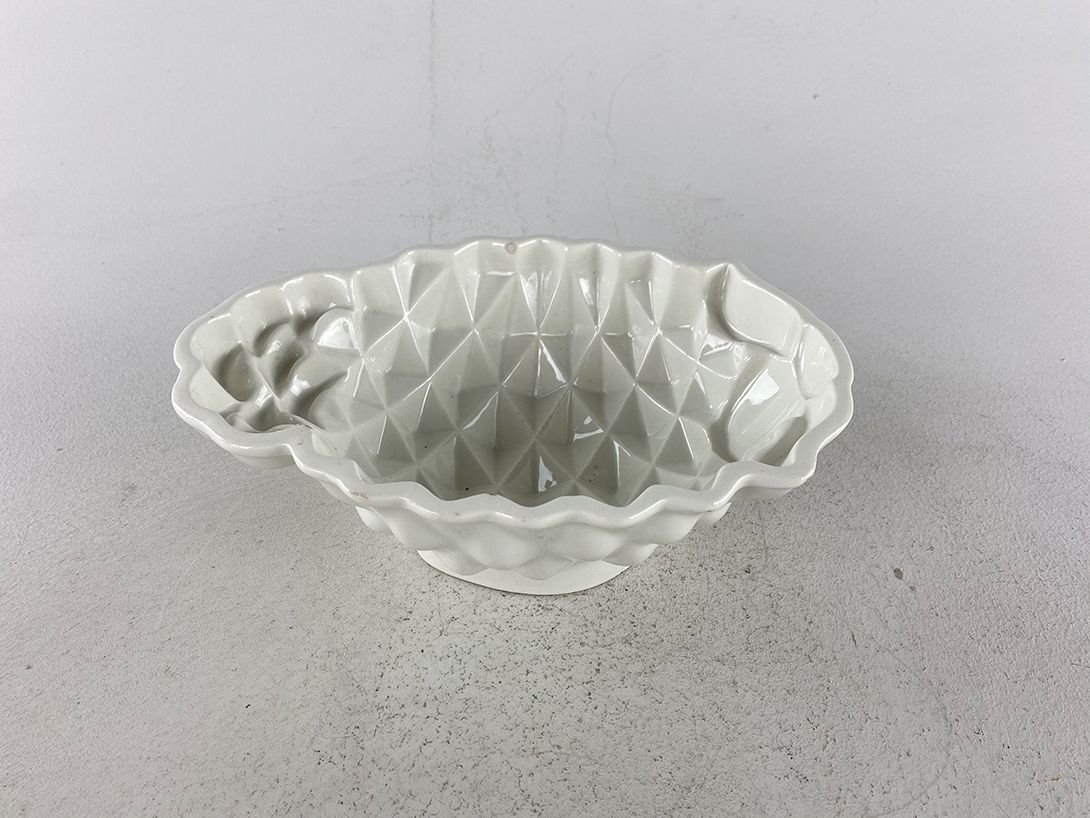 Foto White Porcelain Pineapple Bowl