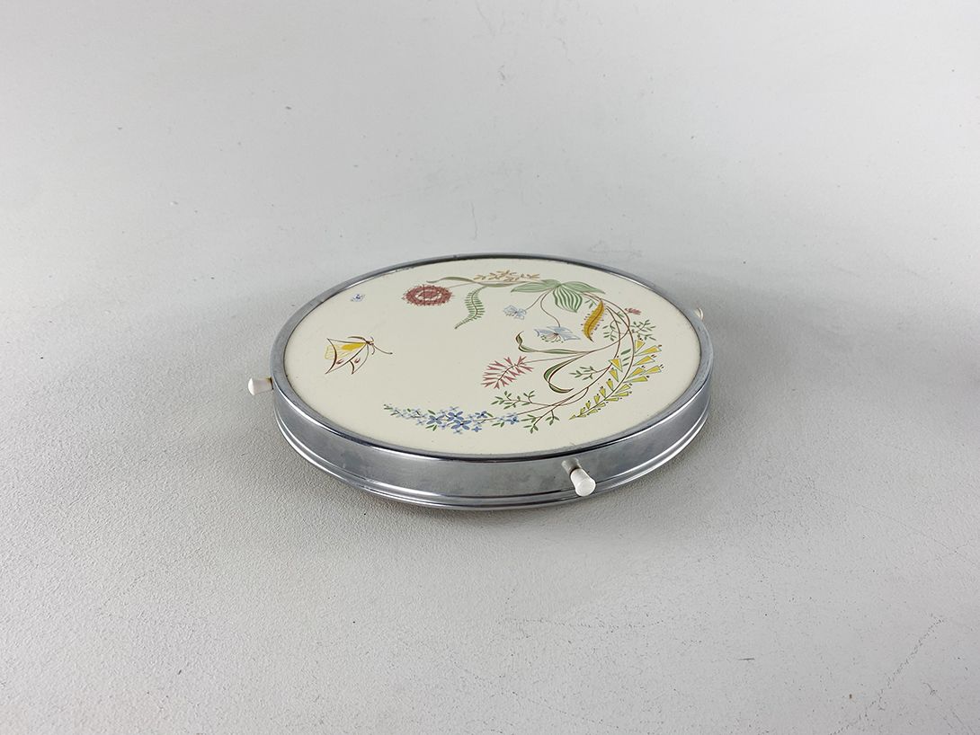 Foto Cake Plate with Painted Flowers and Butterfly 1956