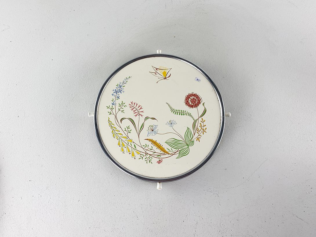 Foto Cake Plate with Painted Flowers and Butterfly 1956