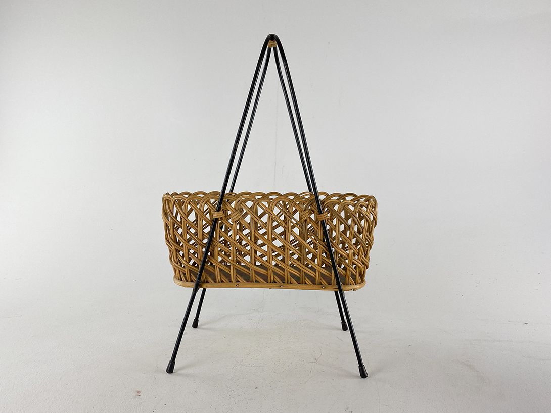 Foto Basket Newspaper Rack