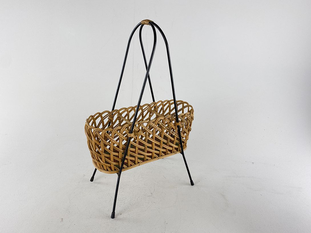Foto Basket Newspaper Rack