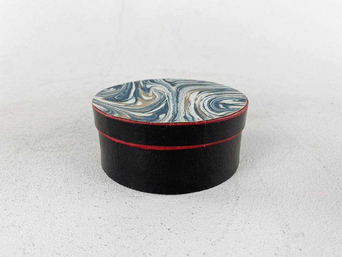 Foto Round Cardboard Box with Flowy Design