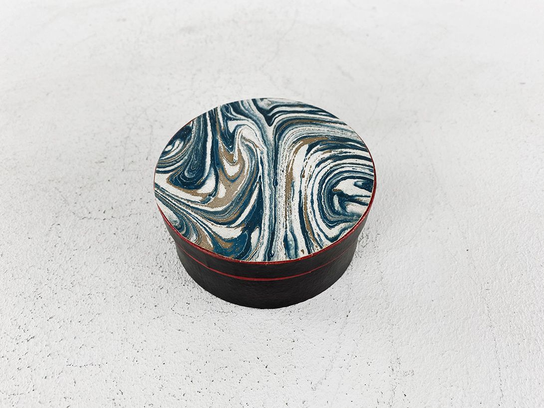 Foto Round Cardboard Box with Flowy Design