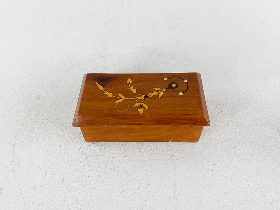 Foto Lovely Wooden Chest