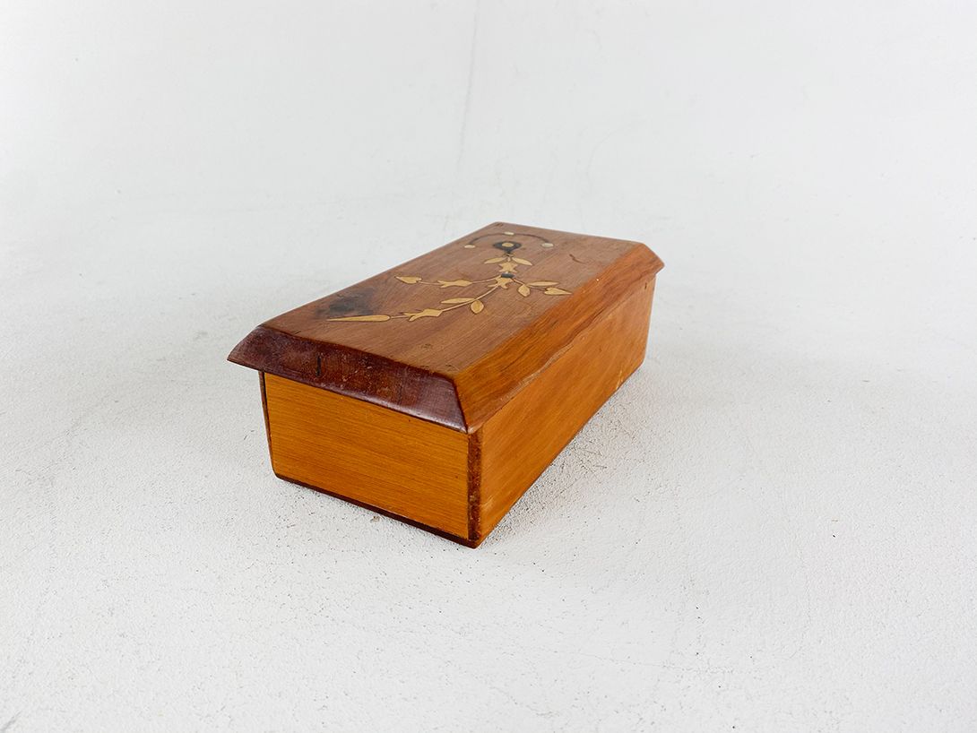 Foto Lovely Wooden Chest