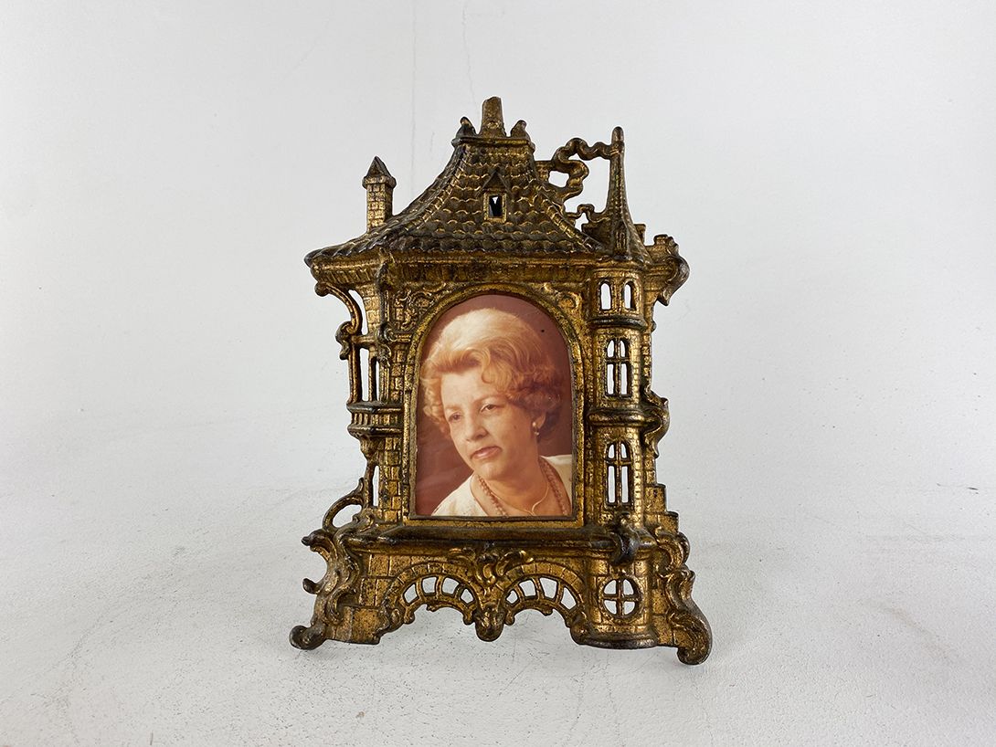Foto Portrait of a Lady in House-Frame