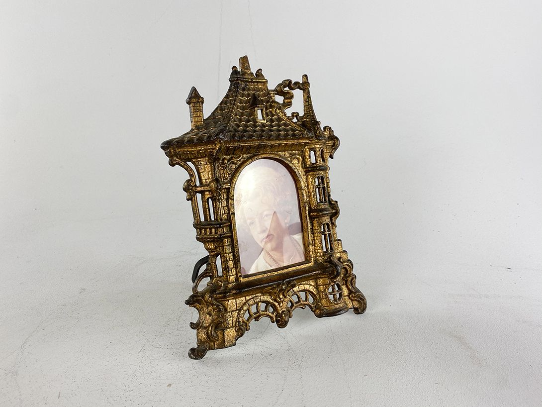 Foto Portrait of a Lady in House-Frame