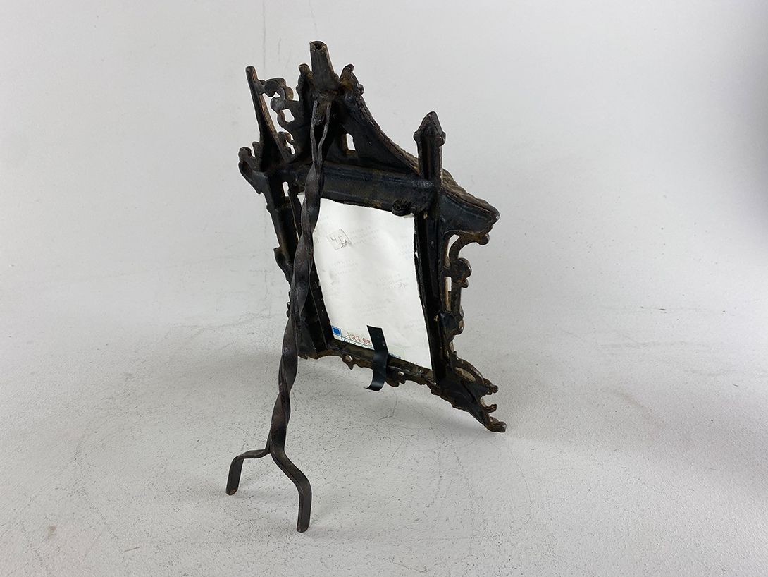 Foto Portrait of a Lady in House-Frame