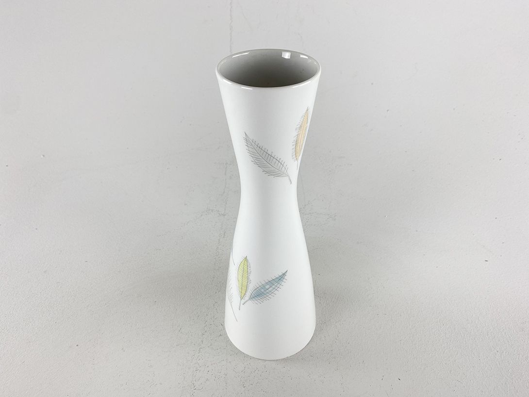 Foto White Vase with Leaves