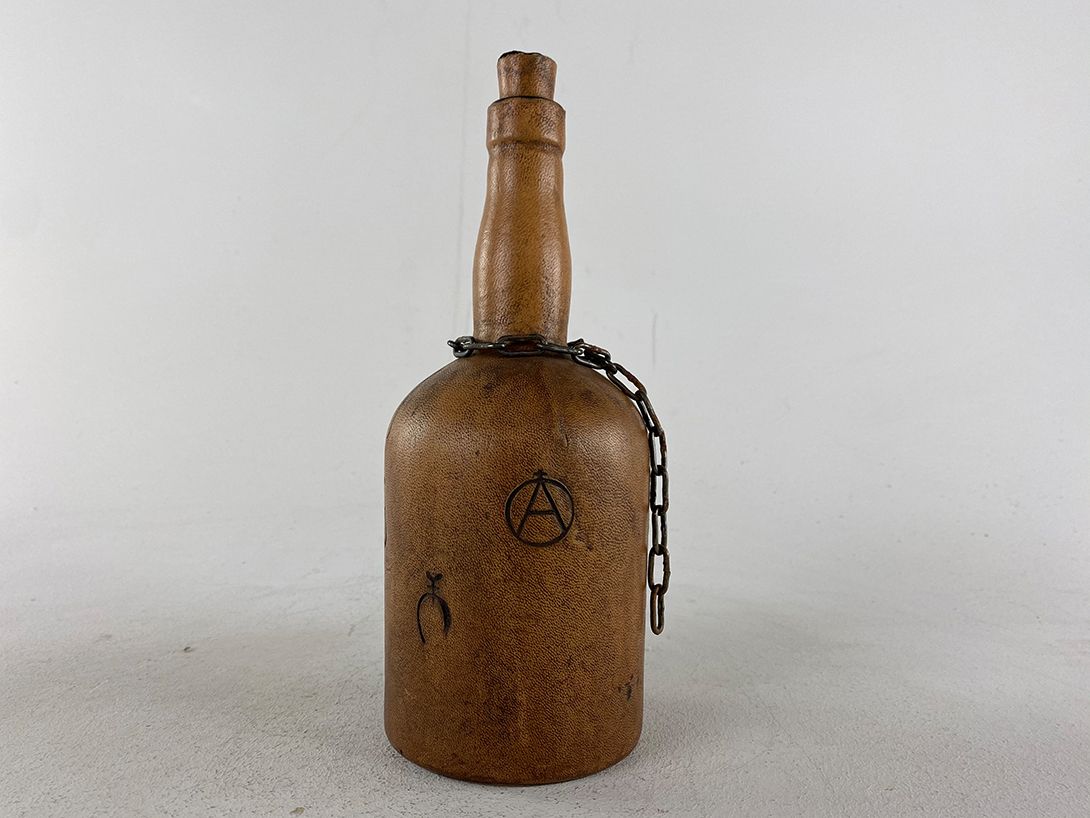 Foto Anarchy Vodka Bottle with Chain