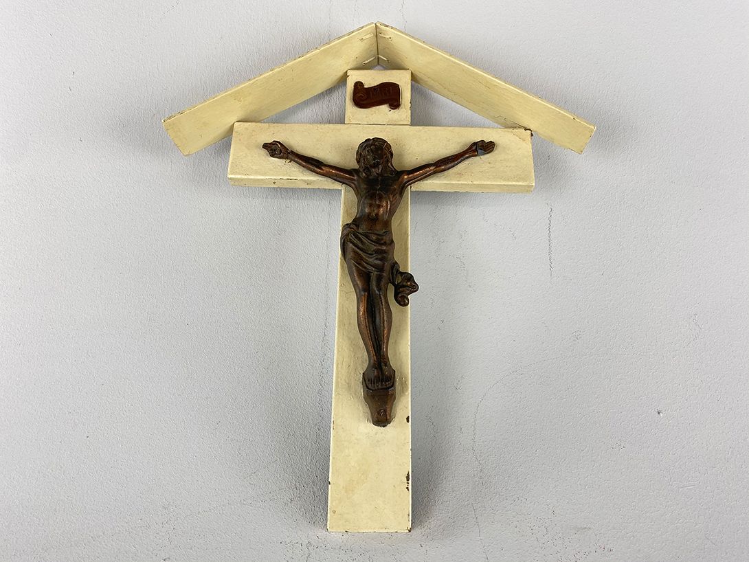 Foto Yellow Crucifix with Roof