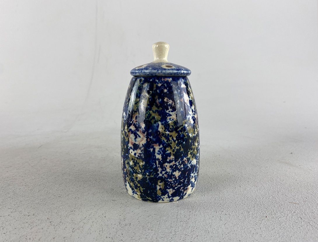 Foto Blue Ceramic Vase with Lid