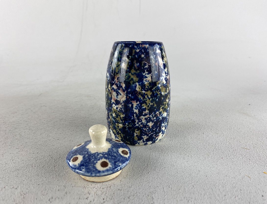 Foto Blue Ceramic Vase with Lid