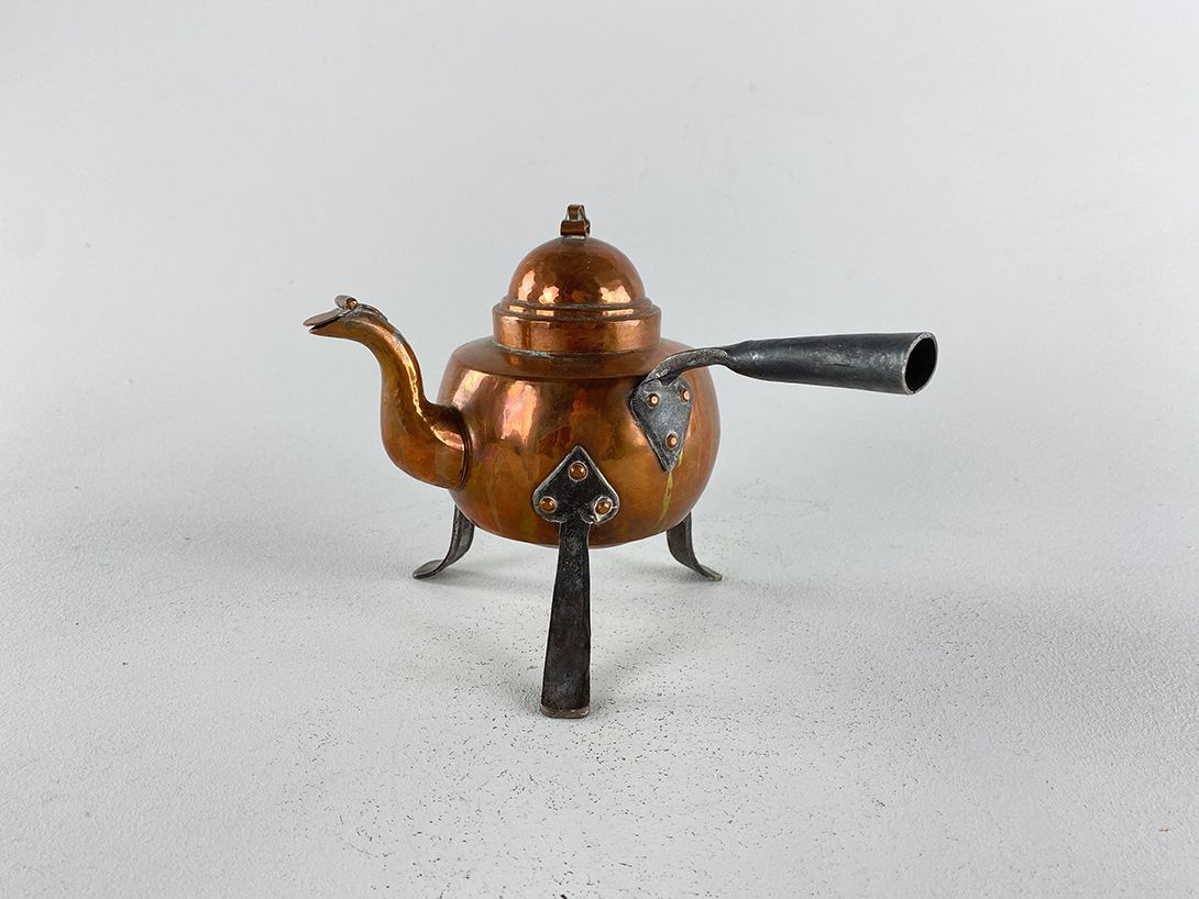 Foto Copper Teapot with Feet and Handle