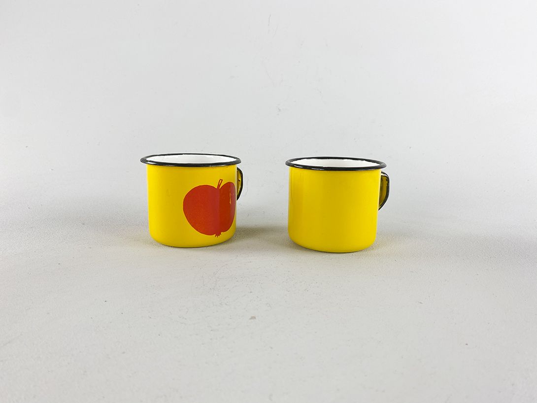 Foto Cute Yellow Enamel Cups Made in Poland