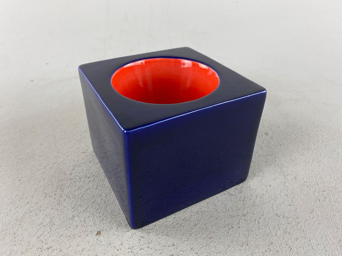 Foto Cube Ashtray with Round Hollow 1976