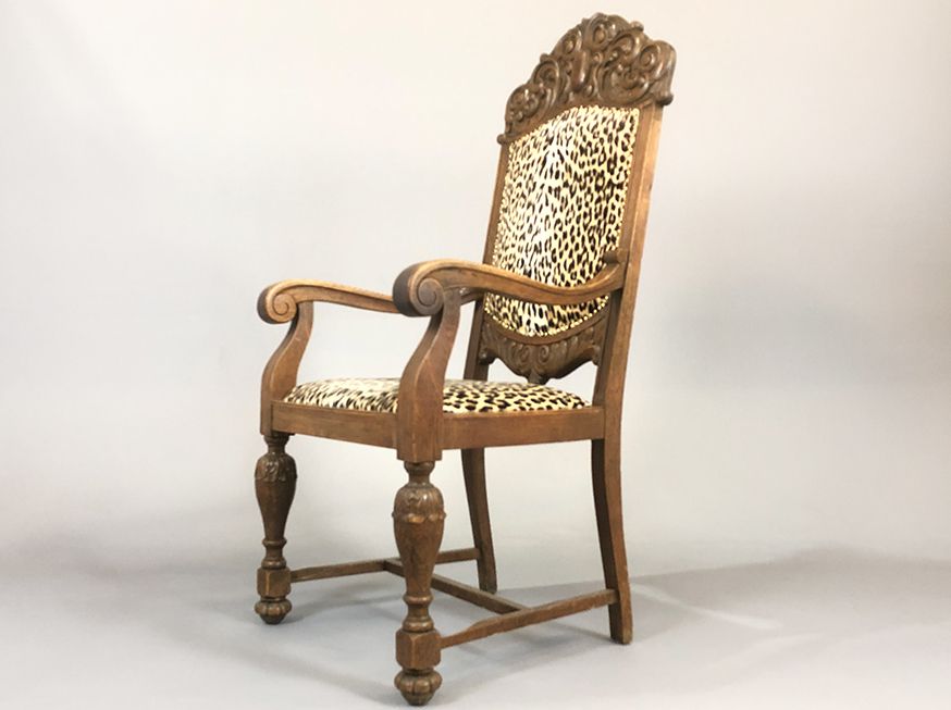 Foto Antique Chair with Leopard Upholstery