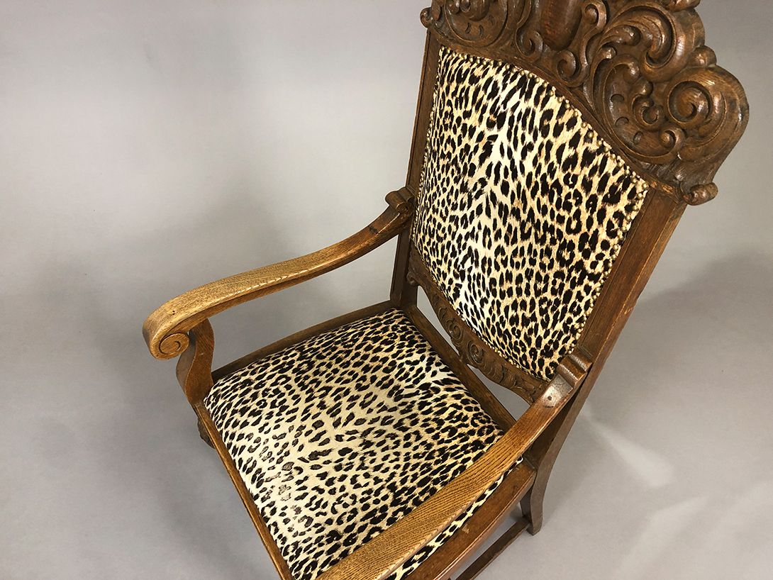 Foto Antique Chair with Leopard Upholstery