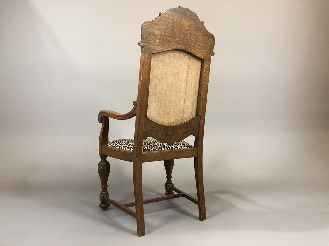 Foto Antique Chair with Leopard Upholstery