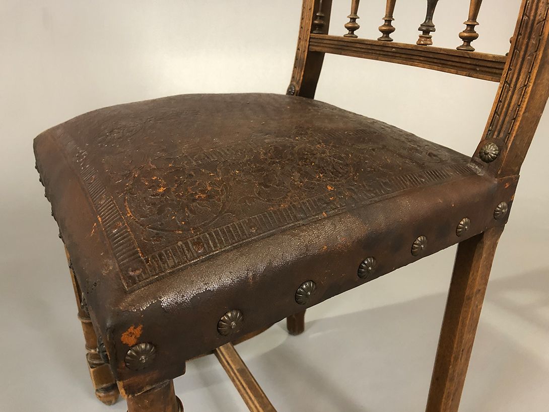 Foto Wooden Chair Antique Leather Upholstery