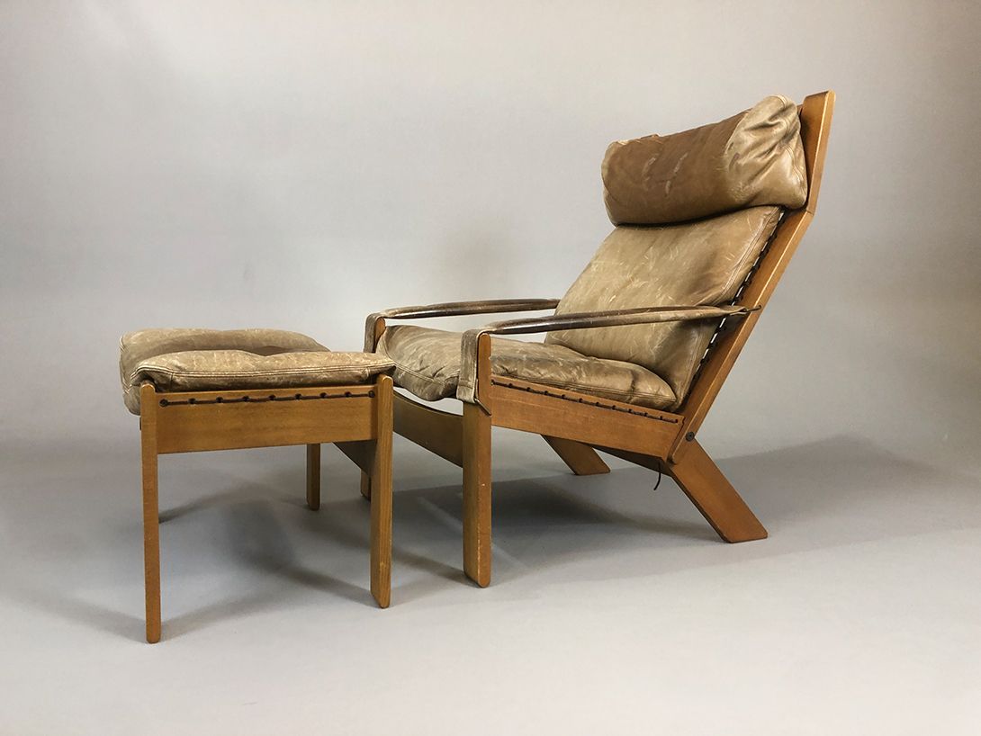 Foto Wooden Armchair Leather Upholstery