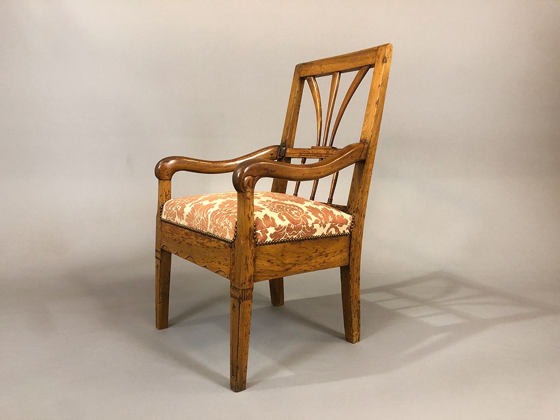Foto Biedermeier Cherrywood Comfort Chair with Flowered Upholstery Germany 1865
